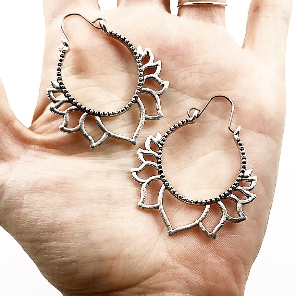 🌈 CUSTOM Lotus Rainbow Aura Earrings - Picture 6 of 8